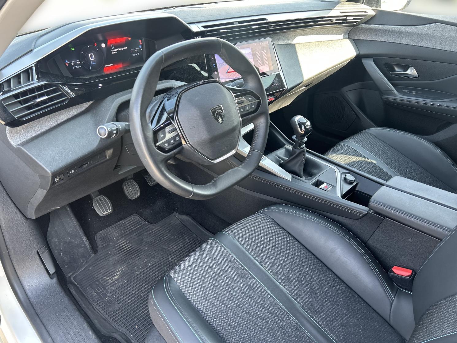 peugeot 308 allure pack puretech 130k bvm6 + predlžená záruka