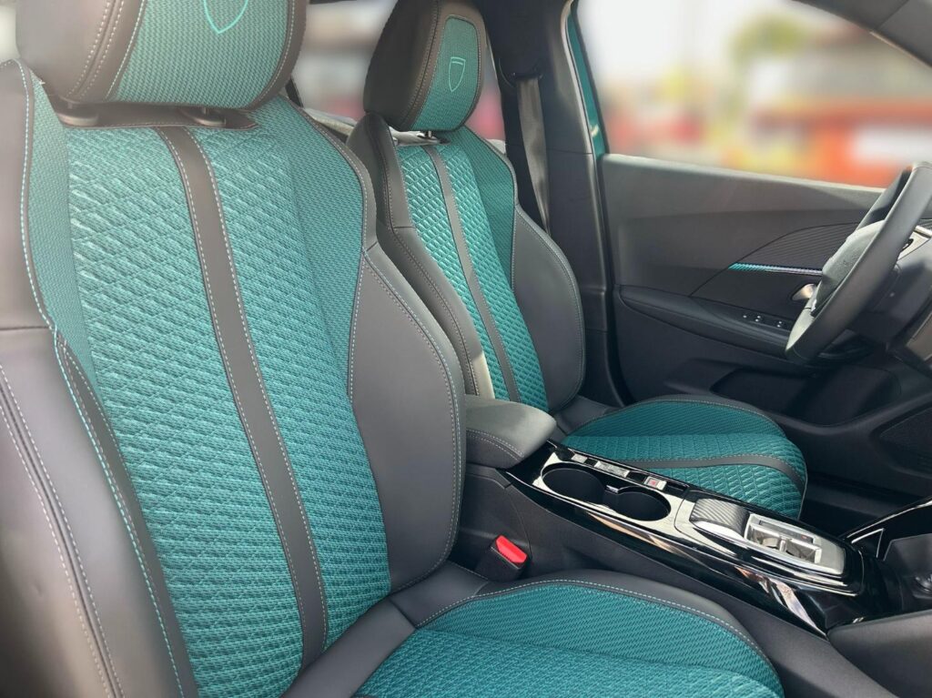 Peugeot 2008 ENVY Hybrid 145k e-DCS6 MHEV (NEW Modrá NAZARE)